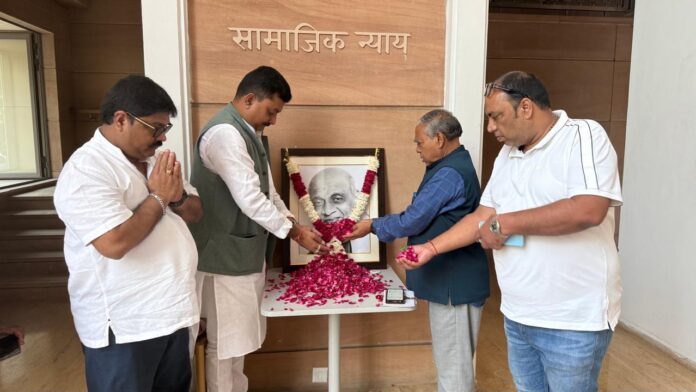 श्रद्धांजलि अर्पित करते प्रदेश अध्यक्ष सहित अन्य श्रद्धांजलि अर्पित करते प्रदेश अध्यक्ष सहित अन्य